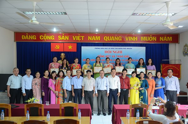 Hội nghị

tổng kết và tuyên dương hội thi giáo viên chủ nhiệm lớp giỏi và giáo viên  dạy giỏi cấp tiểu học, năm học 2017-2018